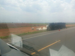 Em detalhe é possível ver o motorista da carreta ao lado da mesma enquanto aguarda socorro.(Foto:Divulgação)