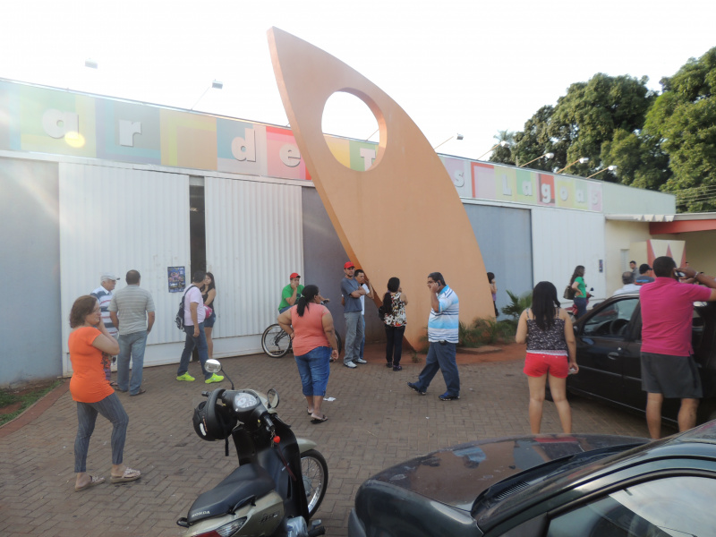 Amigos e familiares buscam melhores informações sobre o acidente.Foto: Rádio Caçula