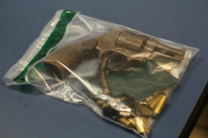 O bandido tentou disparar 3 vezes contra policial, mas falhou (Foto: Marcos Ermínio)