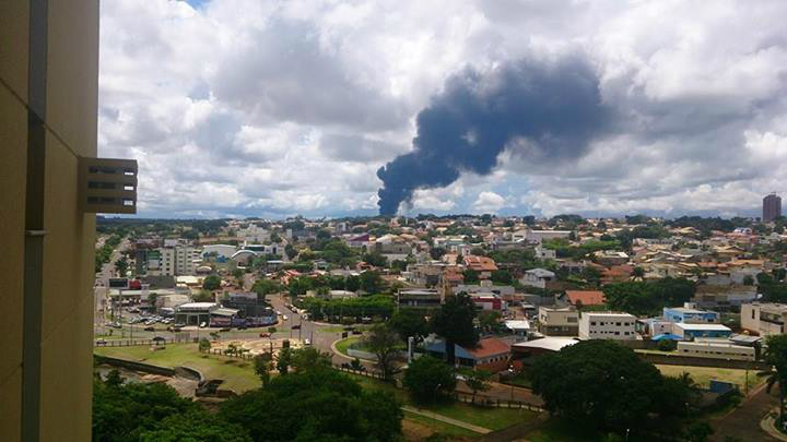 Foto: Cleidson Lima / Correio do EstadoFumaça é vista da janela de apartamento na Av. Afonso Pena