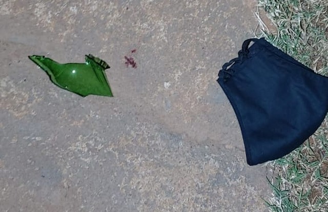 Pedaço de garrafa usada no crime. Foto: Divulgação / PM