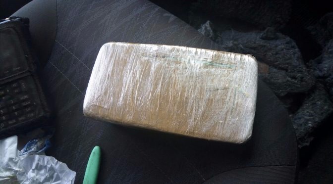  Tablete de crack pesando aproximadamente 1 Kg. (Foto: Divulgação / PM)