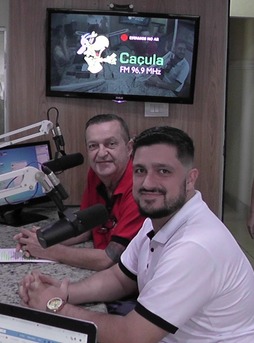 Renato Corradi e Hugo Corradi anunciam no Programa Toninha Campos a inauguração neste sábado (14) da KNN Idiomas. Foto: Rádio Caçula.