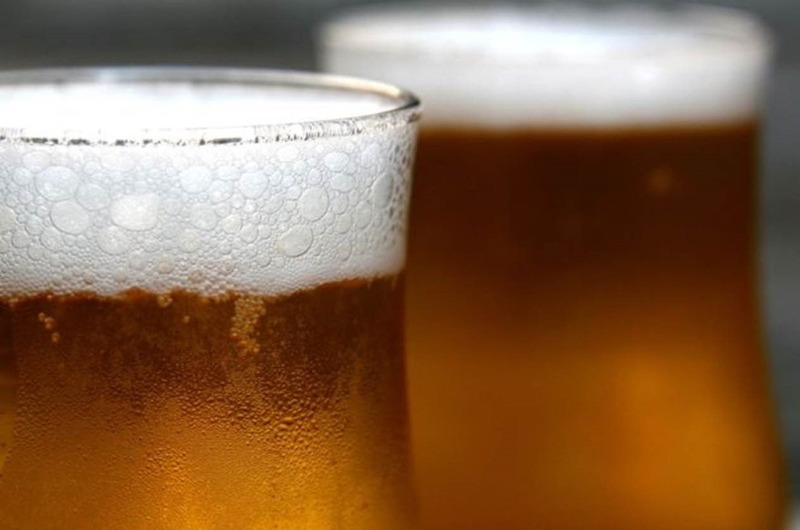 O problema, conforme apontam os pesquisadores, é que as secas e ondas de calor concomitante devem levar a declínios bruscos no rendimento das colheitas de cevada, gramínea cerealífera que é o principal ingrediente da apreciada bebida — Foto: ORSE