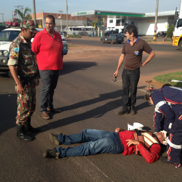 O mototaxista ficou ao solo até o momento em que o SAMU fez os primeiros atendimentos.Foto: Rádio Caçula