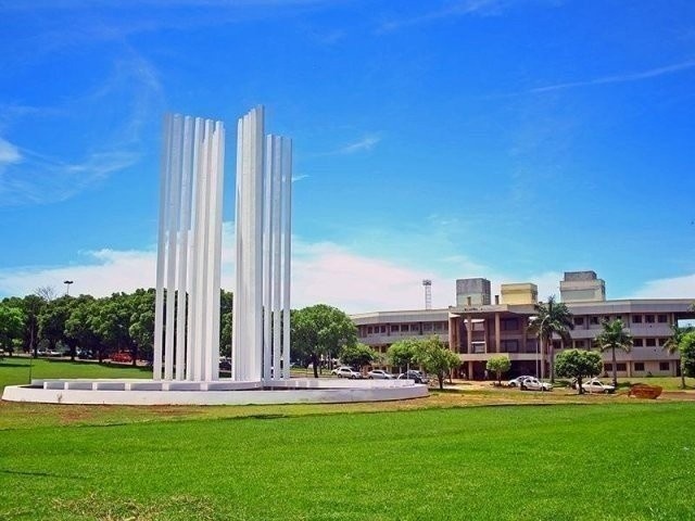 Entrada do campus da UFMS em Campo Grande; instituição apareceu em lista das melhores universidades do mundo elaborado neste ano. (Foto: Arquivo)
