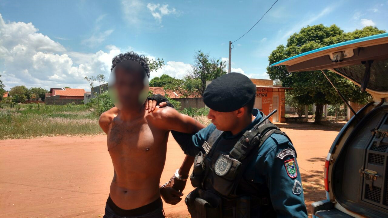 Os militares encontraram uma trouxinha de maconha com o suspeito. Foto: Divulgação Whatsapp