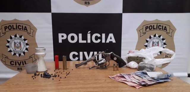 Policiais apreenderam uma arma de fogo e maconha com o indivíduo. Fotos: PC/Divulgação