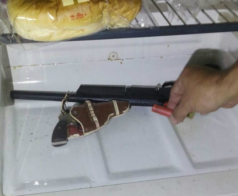 Momento em que os policiais encontraram as armas na casa do acusado ( Divulgação )