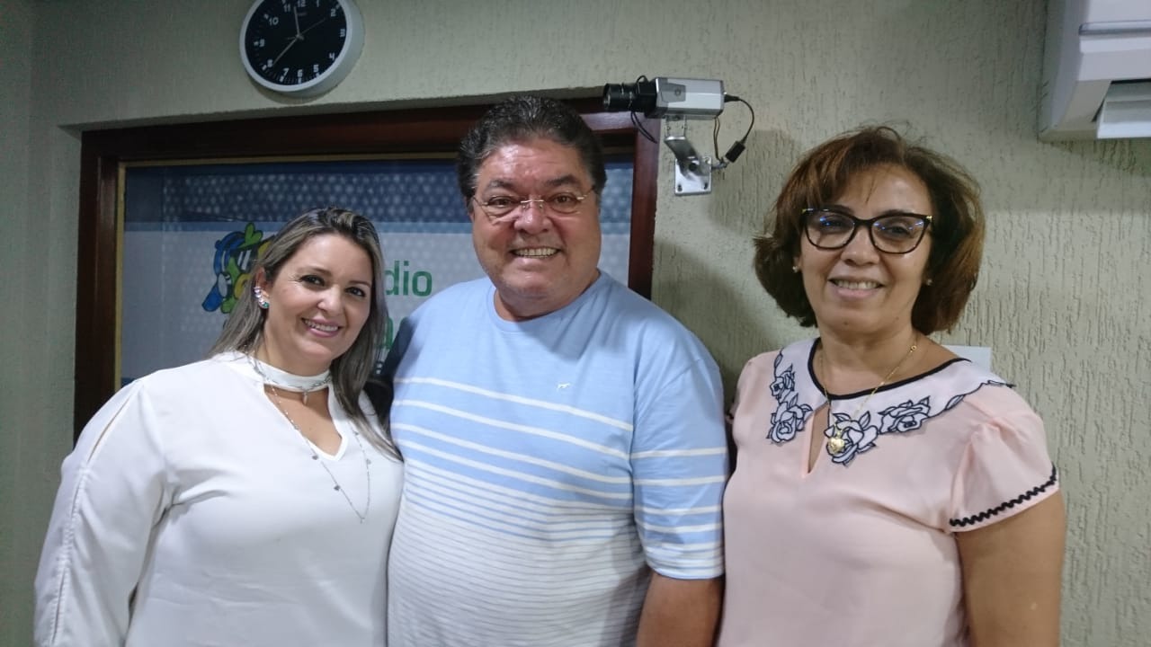 Heliety Alves Antiqueira - Secretária Municipal Interina da SEMEC (a esquerda) e Neuraci Vasconcelos Reginaldo - responsável pelo Núcleo de Mídias e Tecnologias (á direita).