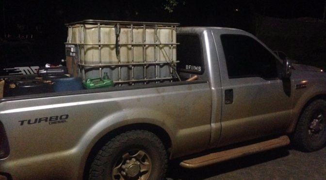 Foram apreendidos 1.800 litros de óleo diesel, uma bomba de extrair óleo diesel, 150 litros de óleo de hidráulica e uma barraca de campo. (Foto: PM)