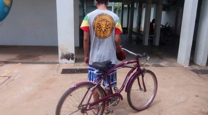 Suspeito transitava com a bicicleta em local proibido na orla da Lagoa Maior. (Foto: PM)