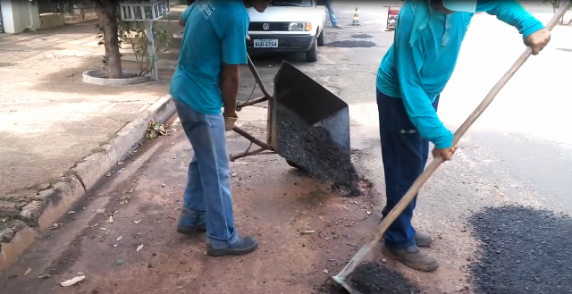 Material jogado direto no buraco sem a limpeza adequada