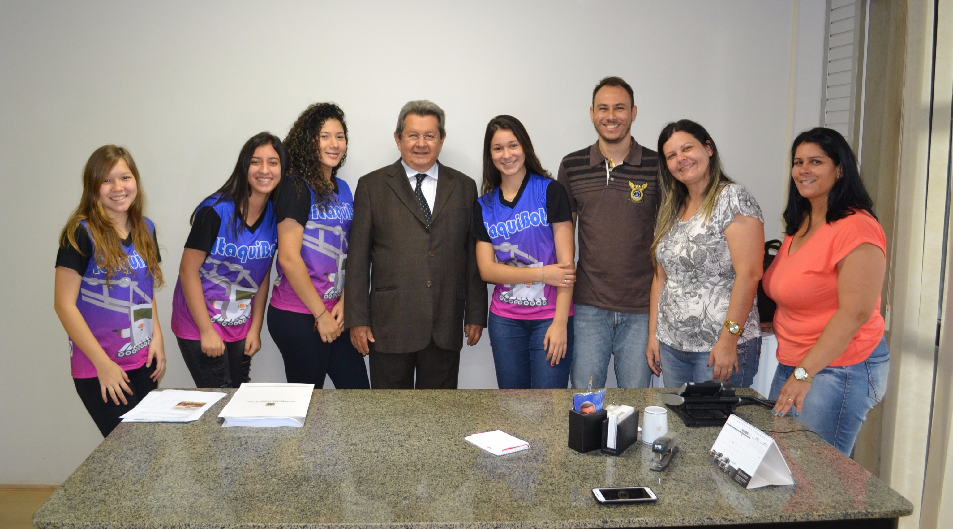 Equipe Itaquibots, de Itaquiraí, com o deputado estadual Onevan de Matos. (Foto: Assessoria de Comunicação)