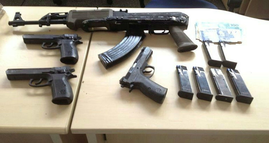 Armamento estava escondido dentro de caminhão Ford na rodovia que liga Dourados à Caarapó (Foto: Divulgação PF)