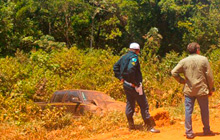 Durante fuga após roubo, suspeitos capotaram caminhonete (Foto: Mídia Max )