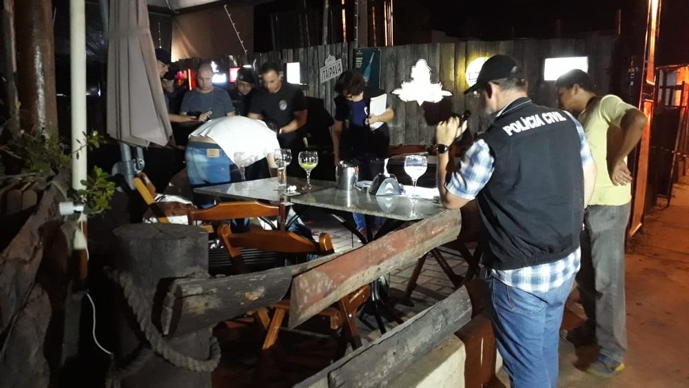 Peritos analisam local onde empresário foi morto. Foto: José Aparecido/G1.com