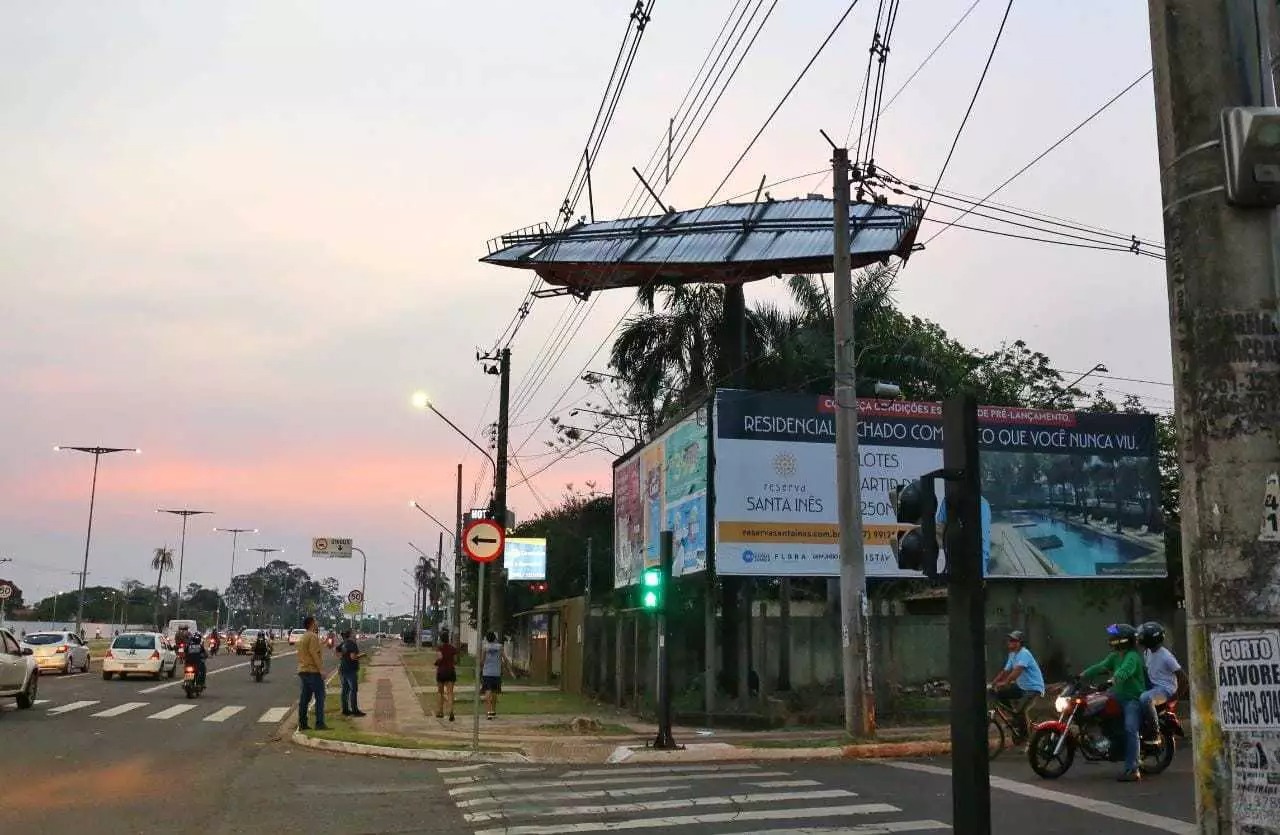 Frontlight cedeu sobre fios de energia na Vila Duque de Caxias. Foto: Paulo Francis.