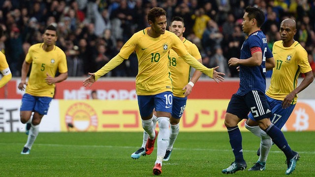Neymar comemora seu gol de pênalti que abriu o placar em Brasil x Japão.