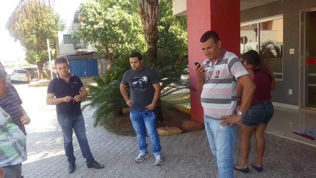 funcionário e ex-funcionários em frente do escritório da Viação São Luiz reivindicando seus direitos. Foto: Arquivo pessoal.