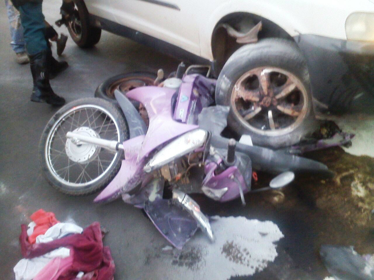 A moto pegou fogo após ser prensada por dois veículos.Foto: Rádio Caçula