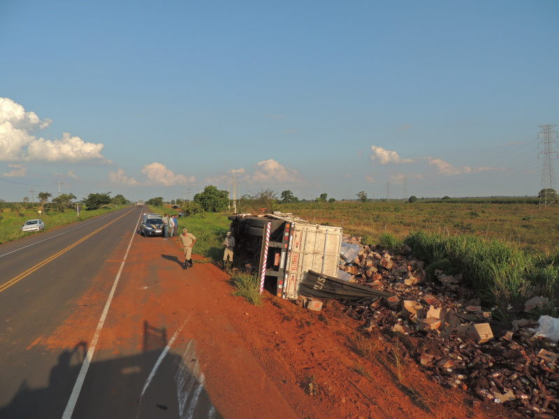Caminhão tombou na BR-262 e a carga ficou toda esparramada no acostamento.Foto: Rádio Caçula