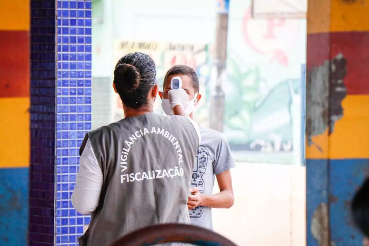 Fiscalização em um dos terminais de Campo Grande. (Foto: Henrique Kawaminami)