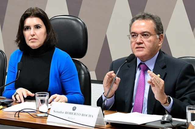 Ao lado da senadora Simone Tebet, presidente da CCJ, o senador Roberto Rocha comandou audiências públicas para colher sugestões para a reforma tributária. Foto: Jefferson Rudy/Agência Senado.