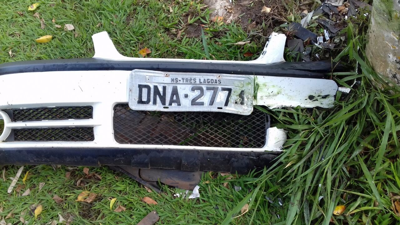 Condutor esqueceu de levar parte do veículo, que consta a placa do veículo. (Foto: Caçula FM)