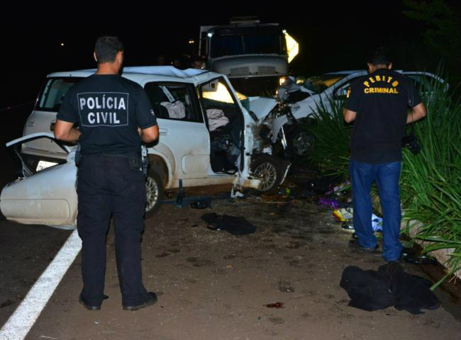 Com o impacto, o Onix foi lançado para fora da pista e parou nas margens da rodovia; (RádioPortalNews)