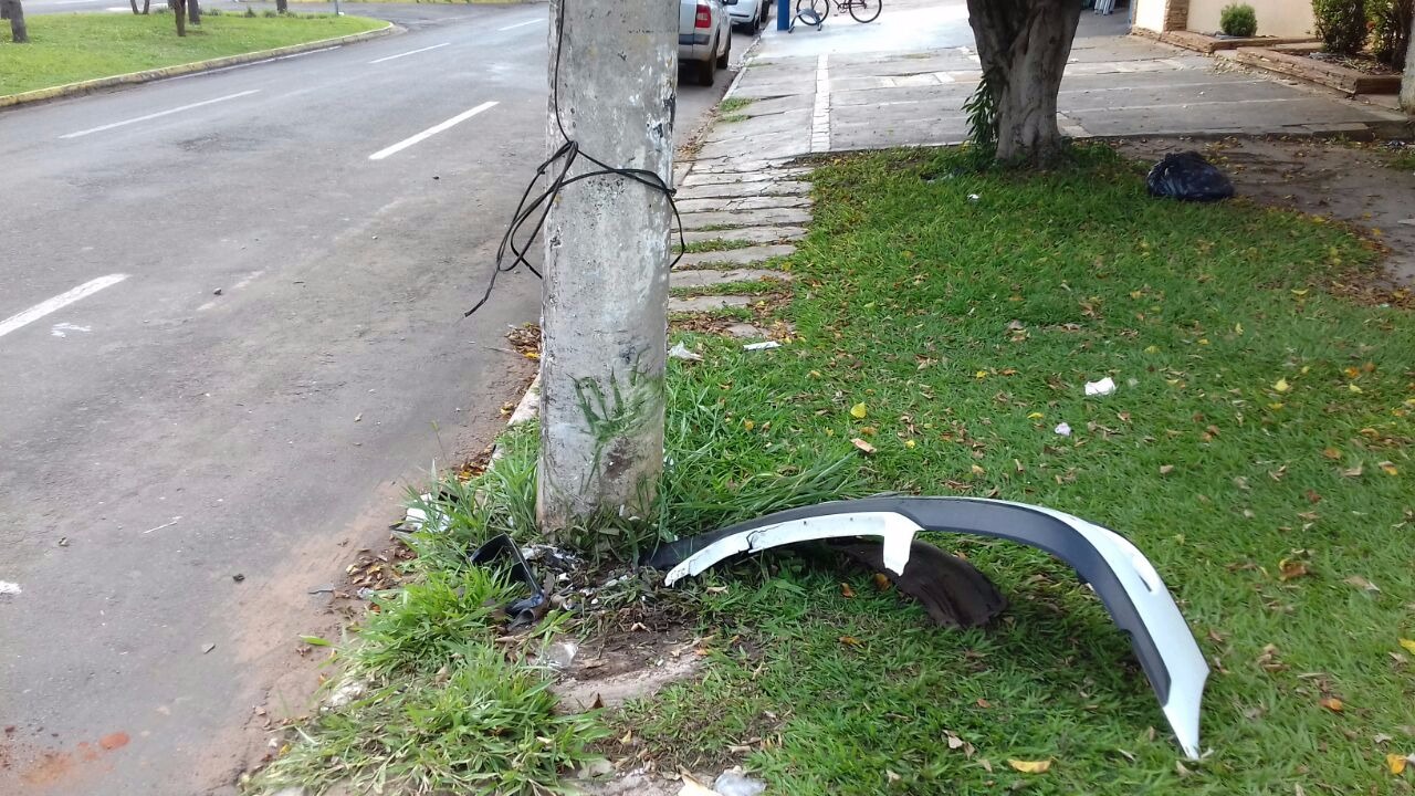 Com impacto poste ficou torto e danificado. (Foto: Caçula FM)