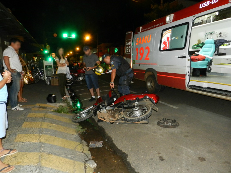O condutor da motocicleta e a carona sofreram escoriações pelo corpo.Foto: Rádio Caçula