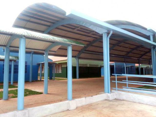 Pátio da Escola Estadual Luiz Lopes de Carvalho, no Bairro Santa Terezinha.Foto: Rádio Caçula.