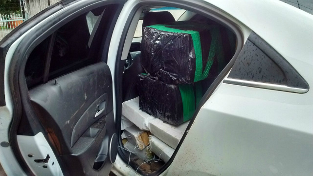 Carro recheado de maconha é achado em frente ao parque (Fotos: Osvaldo Duarte)