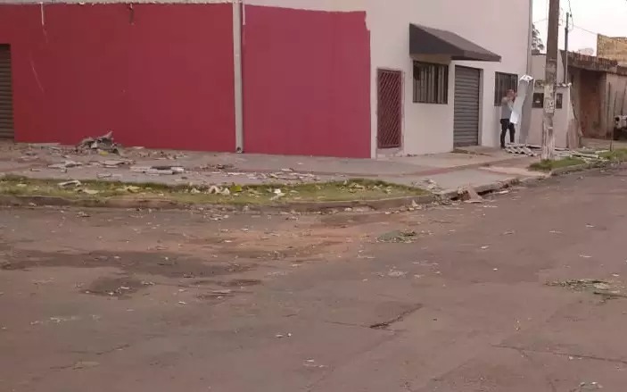 Telhas cobriram chão de rua no bairro Taveirópolis. Foto: Direto das Ruas.