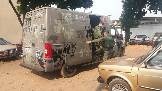 Policiais chegam com presos em delegacia de Campo Grande — Foto: Osvaldo Nóbrega/TV Morena