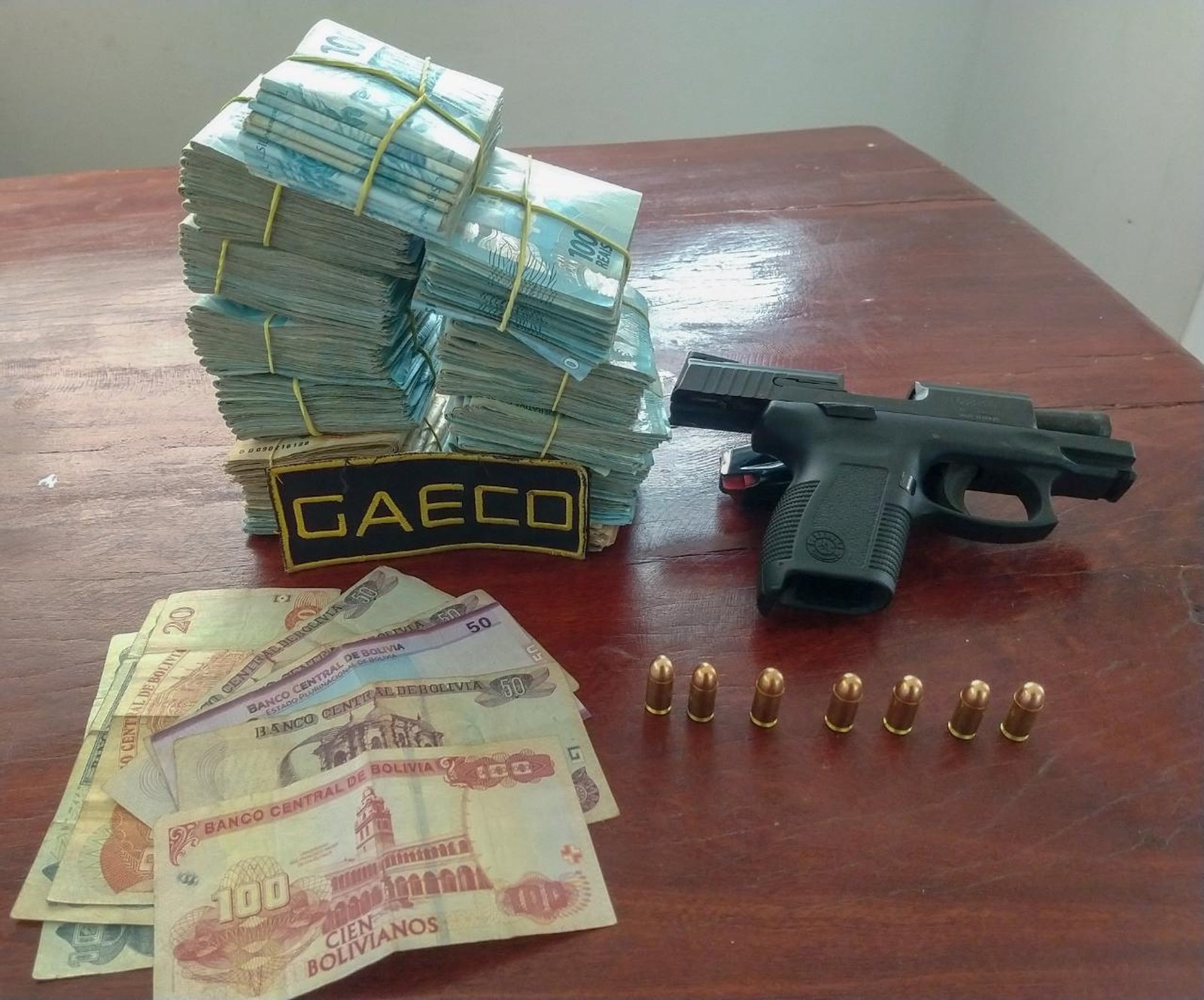 Dinheiro e arma apreendidos com um dos alvos — Foto: Divulgação