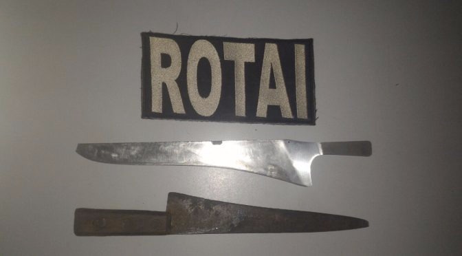 Durante abordagem dos acusados foram encontradas duas facas e dois cachimbos artesanais provavelmente para o consumo de drogas. (Foto: Divulgação / PM)