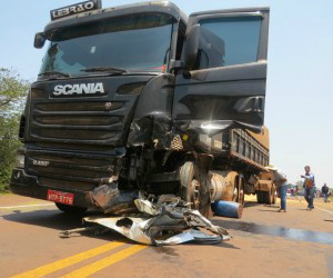 Acidente ocorreu na Perimetral Norte, em Dourados (Foto: Adriano Moretto/Dourados News)