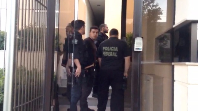 Policiais federais entram no prédio onde mora o ex-governador de MS, em Campo Grande (Foto: Reprodução/ TV Morena)