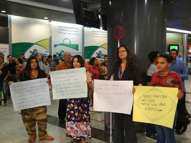 Parentes exibiram cartazes de agradecimentos aos pedidosde ajuda nas redes sociais (Foto: Luna Markman / G1)