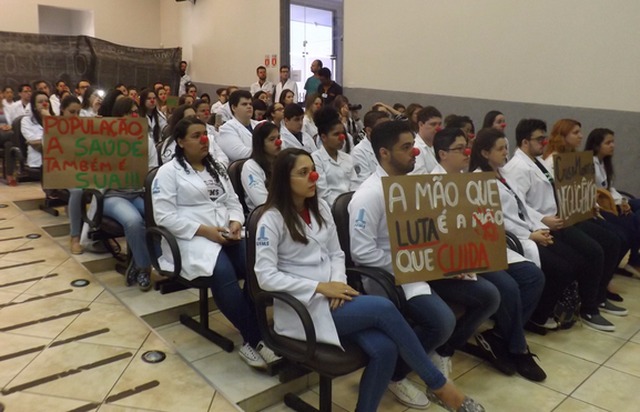 Acadêmicos que usavam nariz de palhaços e tinham cartazes e faixas (Foto: Flávio Veras / Rádio Caçula)