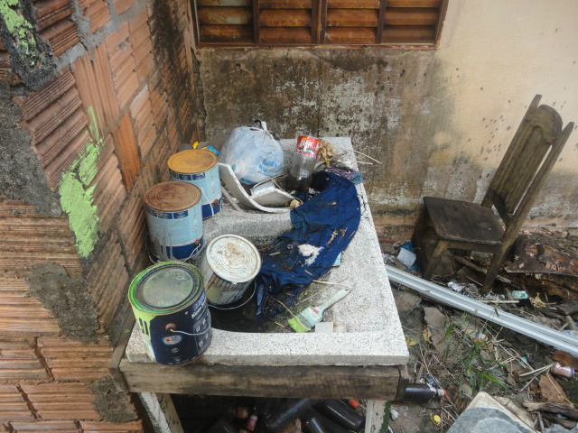 A casa está abandonada e moradores do Santa Luzia pedem a limpeza do ambiente pois estão preocupados com a proliferação do mosquito da dengue.Foto: Repórter News