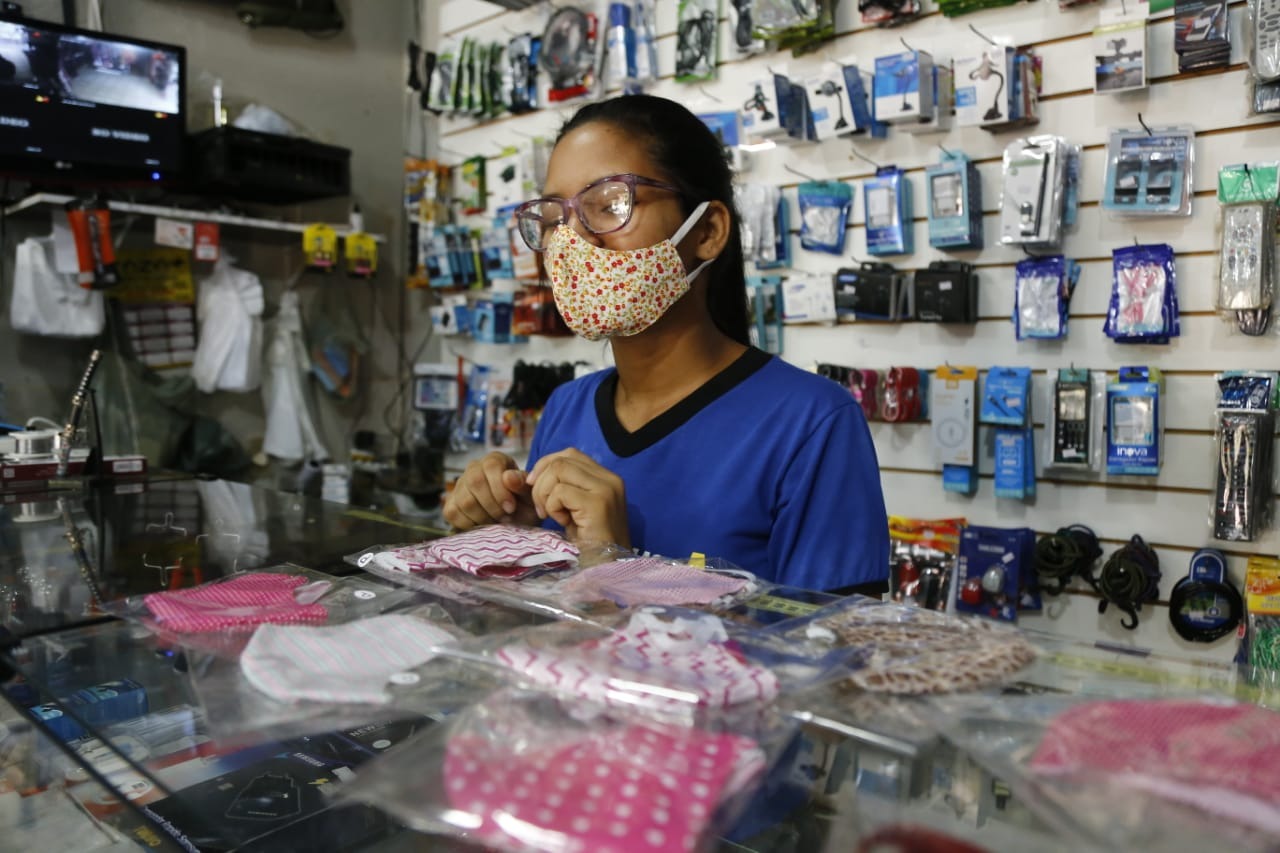 Vendedora com máscara (Foto: Leonardo de França, Midiamax)