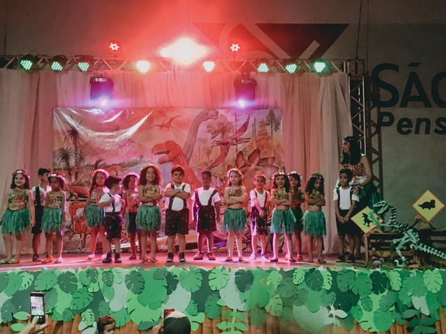Os alunos de 03 a 05 anos do Centro de Educação Infantil Interlagos de Três Lagoas apresentando danças aos familiares com o tema “Dinossauros”. Foto: Reprodução.