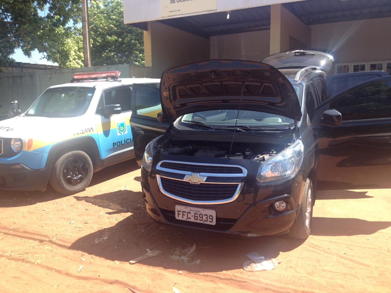 Os suspeitos foram abordados por dois policiais da Rádio Patrulha e posteriormente, receberam apoio da Força Tática. Carro foi furtado em SP e teve placas adulteradas.