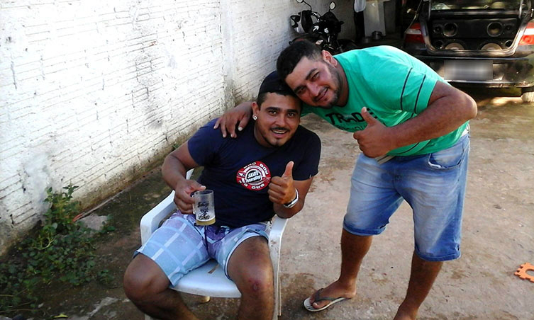 Luiz Rodrigo (camiseta azul), não resistiu ao ferimento na cabeça (08), e Alexsandro da Mota (verde) continua internado no CTI Foto: Diário Corumbaense