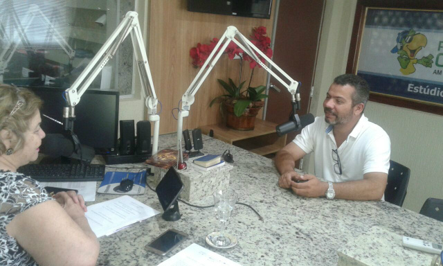 Toninha entrevista Valdecir Leal durante o