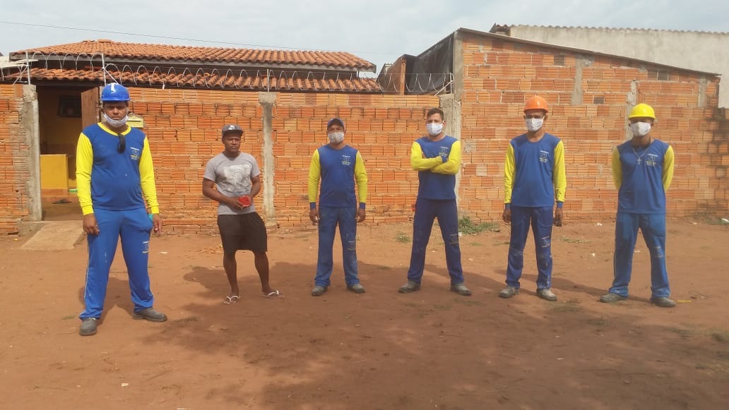 Em plena pandemia, dezenas de trabalhadores não recebm seus salários há 45 dias e estão dormindo aglomerados e no chão. Foto: Julia Vasquez/Rádio Caçula.