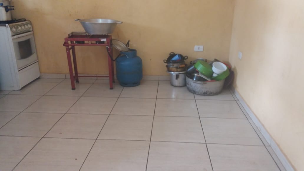 Na casa não tem armários. Nem de cozinha, nem guarda-roupa. Os alimentos e as panelas são armazenados  no chão. Foto: Julia Vasquez/Rádio Caçula.
